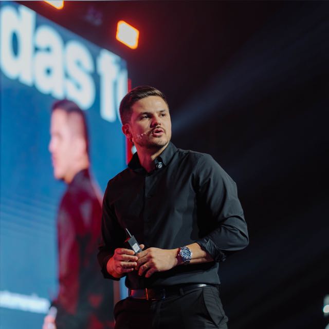 Augusto Morais palestrando em um evento